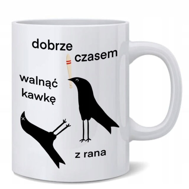 Biały kubek ceramiczny z nadrukiem Dobrze czasem walnąć kawkę z rana humorystyczne ptaki